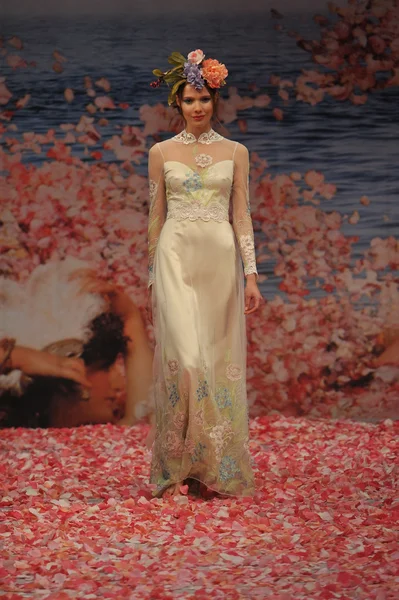 NEW YORK- OCTOBER 14: Models walks runway for Claire Pettibone bridal show for Fall 2013 during NY Bridal Fashion Week on October 14, 2012 in New York City, NY — Stock Photo, Image