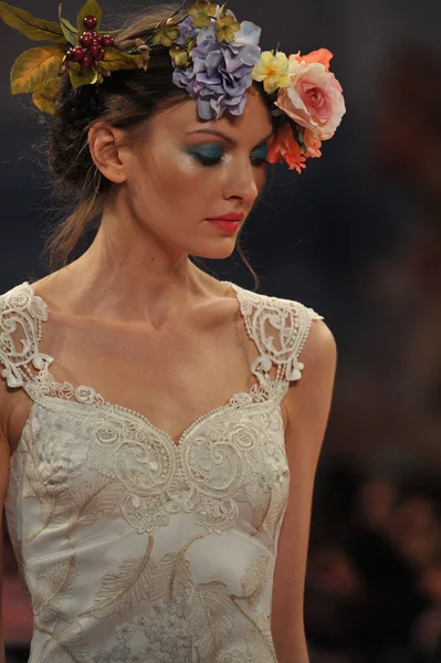 NEW YORK- OCTOBER 14: Models walks runway for Claire Pettibone bridal show for Fall 2013 during NY Bridal Fashion Week on October 14, 2012 in New York City, NY — Stock Photo, Image