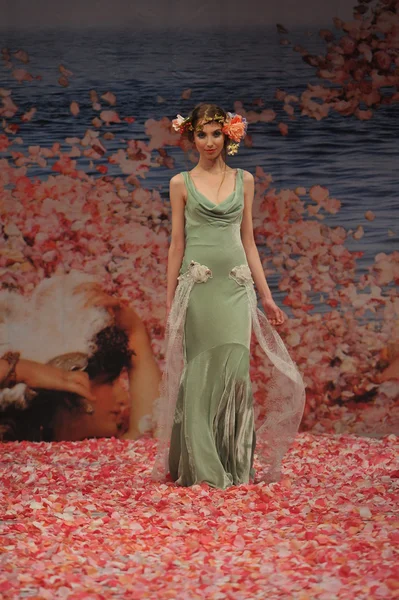 NEW YORK- OCTOBER 14: Models walks runway for Claire Pettibone bridal show for Fall 2013 during NY Bridal Fashion Week on October 14, 2012 in New York City, NY — Stock Photo, Image