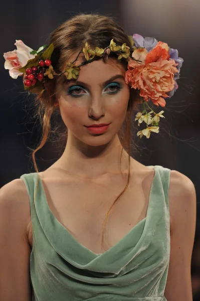 NUEVA YORK-14 DE OCTUBRE: Modelos pasean por la pasarela para Claire Pettibone desfile nupcial para el otoño de 2013 durante la Semana de la Moda de Novia de Nueva York el 14 de octubre de 2012 en Nueva York, NY —  Fotos de Stock