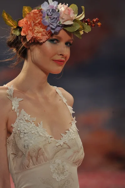 纽约-10 月 14 日: 克莱尔佩蒂伯恩婚纱秀 2013 年秋天在 2012 年 10 月 14 日在纽约婚纱时装周期间在纽约市，纽约州的模型走跑道 — 图库照片