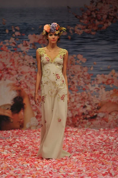 NEW YORK- OCTOBER 14: Models walks runway for Claire Pettibone bridal show for Fall 2013 during NY Bridal Fashion Week on October 14, 2012 in New York City, NY — Stock Photo, Image