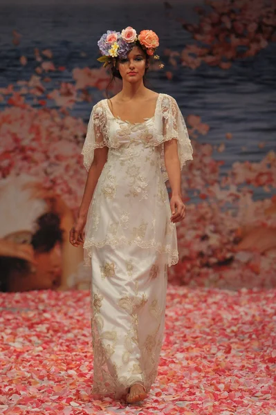 NEW YORK- OCTOBER 14: Models walks runway for Claire Pettibone bridal show for Fall 2013 during NY Bridal Fashion Week on October 14, 2012 in New York City, NY — Stock Photo, Image