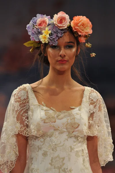 NEW YORK- OCTOBER 14: Models walks runway for Claire Pettibone bridal show for Fall 2013 during NY Bridal Fashion Week on October 14, 2012 in New York City, NY — Stock Photo, Image