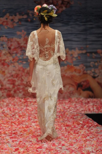 NEW YORK- OCTOBER 14: Models walks runway for Claire Pettibone bridal show for Fall 2013 during NY Bridal Fashion Week on October 14, 2012 in New York City, NY — Stock Photo, Image