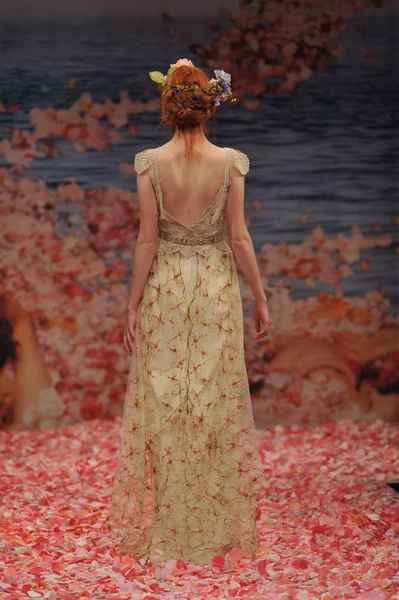 NUEVA YORK-14 DE OCTUBRE: Modelos pasean por la pasarela para Claire Pettibone desfile nupcial para el otoño de 2013 durante la Semana de la Moda de Novia de Nueva York el 14 de octubre de 2012 en Nueva York, NY —  Fotos de Stock