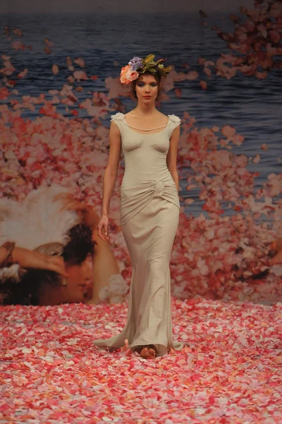 NEW YORK- OCTOBER 14: Models walks runway for Claire Pettibone bridal show for Fall 2013 during NY Bridal Fashion Week on October 14, 2012 in New York City, NY — Stock Photo, Image