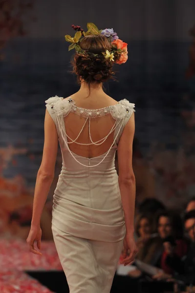 NEW YORK- OCTOBER 14: Models walks runway for Claire Pettibone bridal show for Fall 2013 during NY Bridal Fashion Week on October 14, 2012 in New York City, NY — Stock Photo, Image