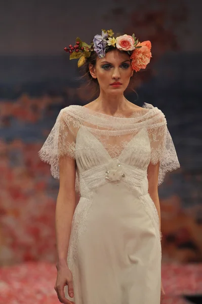 NEW YORK- OCTOBER 14: Models walks runway for Claire Pettibone bridal show for Fall 2013 during NY Bridal Fashion Week on October 14, 2012 in New York City, NY — Stock Photo, Image