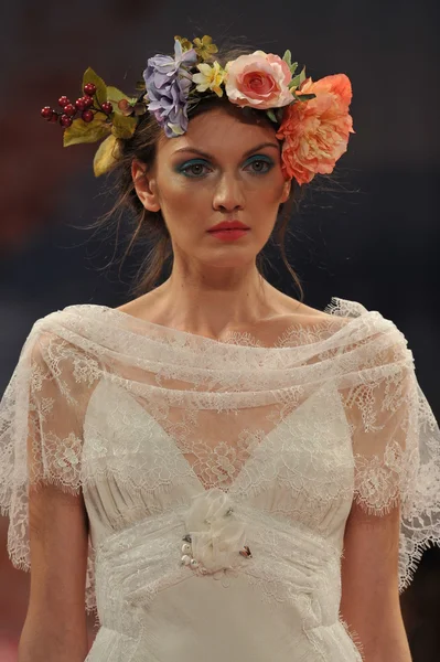 NEW YORK- OCTOBER 14: Models walks runway for Claire Pettibone bridal show for Fall 2013 during NY Bridal Fashion Week on October 14, 2012 in New York City, NY — Stock Photo, Image