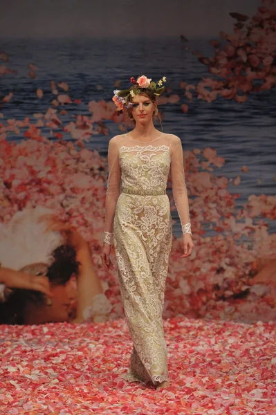 New York-14 oktober: Modellen wandelingen startbaan voor Claire Pettibone bruids show voor val 2013 tijdens Ny Bridal Fashion Week op 14 oktober 2012 in New York City, Ny — Stockfoto