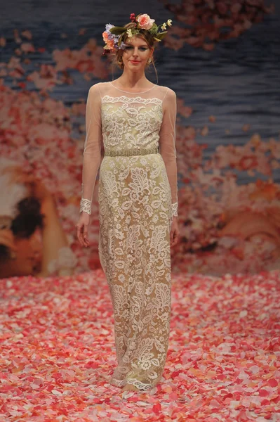 NEW YORK- OCTOBER 14: Models walks runway for Claire Pettibone bridal show for Fall 2013 during NY Bridal Fashion Week on October 14, 2012 in New York City, NY — Stock Photo, Image