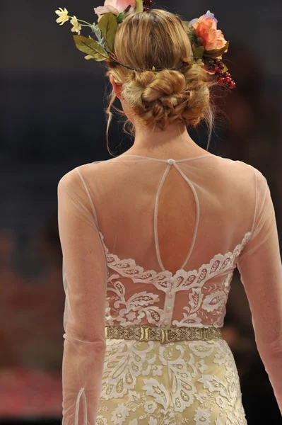 NOVA IORQUE-OUTUBRO 14: Modelos caminha pista para Claire Pettibone desfile de noivas para Outono 2013 durante NY Bridal Fashion Week em outubro 14, 2012 em Nova York, NY — Fotografia de Stock