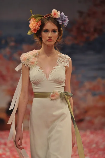 NEW YORK- OCTOBER 14: Models walks runway for Claire Pettibone bridal show for Fall 2013 during NY Bridal Fashion Week on October 14, 2012 in New York City, NY — Stock Photo, Image