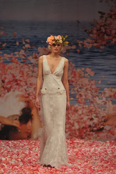 NEW YORK- OCTOBER 14: Models walks runway for Claire Pettibone bridal show for Fall 2013 during NY Bridal Fashion Week on October 14, 2012 in New York City, NY — Stock Photo, Image