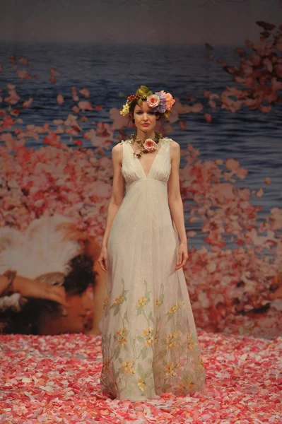 NEW YORK- OCTOBER 14: Models walks runway for Claire Pettibone bridal show for Fall 2013 during NY Bridal Fashion Week on October 14, 2012 in New York City, NY — Stock Photo, Image