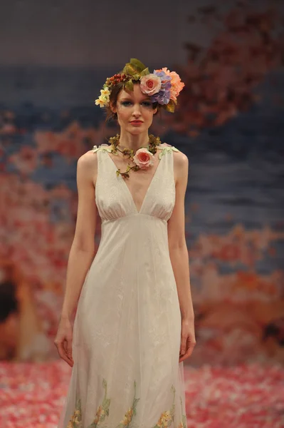 NEW YORK- OCTOBER 14: Models walks runway for Claire Pettibone bridal show for Fall 2013 during NY Bridal Fashion Week on October 14, 2012 in New York City, NY — Stock Photo, Image