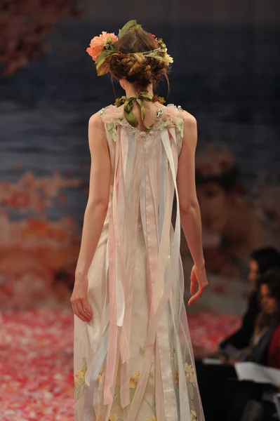 NEW YORK - 14 OTTOBRE: le modelle sfilano per Claire Pettibone sfilata nuziale per l'autunno 2013 durante la NY Bridal Fashion Week il 14 ottobre 2012 a New York City, New York — Foto Stock