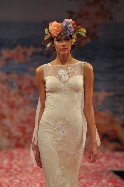 NEW YORK- OCTOBER 14: Models walks runway for Claire Pettibone bridal show for Fall 2013 during NY Bridal Fashion Week on October 14, 2012 in New York City, NY — Stock Photo, Image