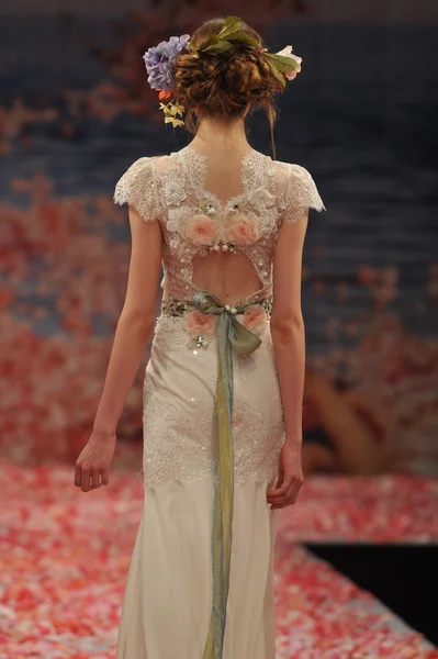 NEW YORK- OCTOBER 14: Models walks runway for Claire Pettibone bridal show for Fall 2013 during NY Bridal Fashion Week on October 14, 2012 in New York City, NY — Stock Photo, Image