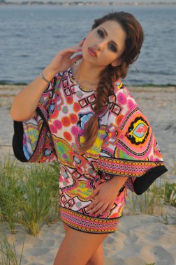 güzel esmer model oldukça kısa tasarımcılar renkli elbise giyen tropik sahilde poz