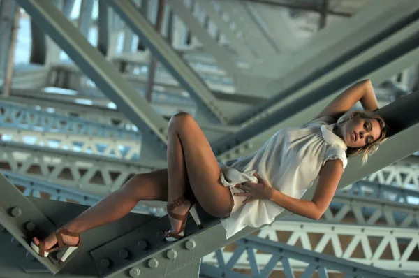 Dziewczyna nosi bikini stojący pod mostem — Zdjęcie stockowe