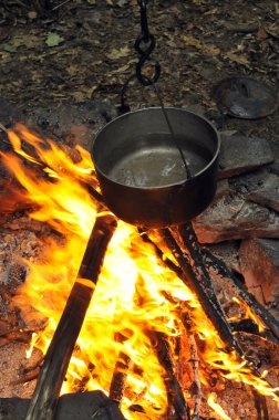 gece kamp ateşinin pişirme