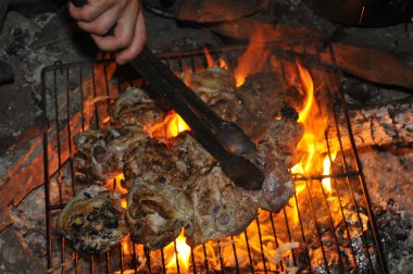 gece kamp ateşinin üzerinde pişirme