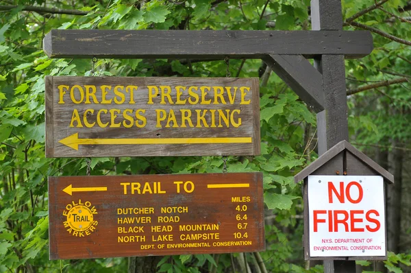 Diferentes sinais na entrada do parque nacional no norte do estado de Nova York — Fotografia de Stock