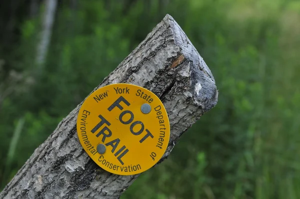 Différents panneaux à l'entrée du parc national dans le nord de l'État de New York — Photo