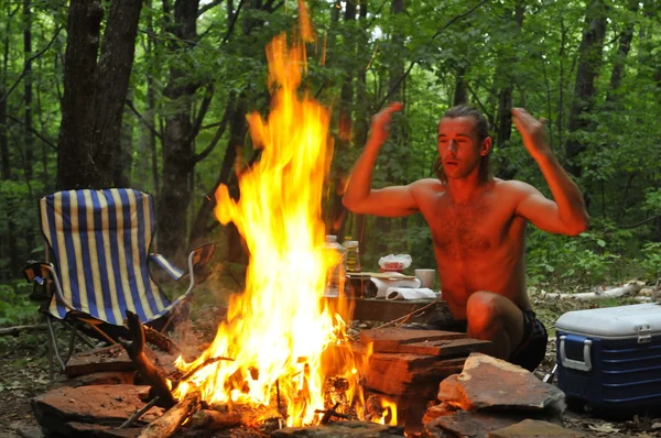 Aanroepende geesten boven Camping vuur — Stockfoto