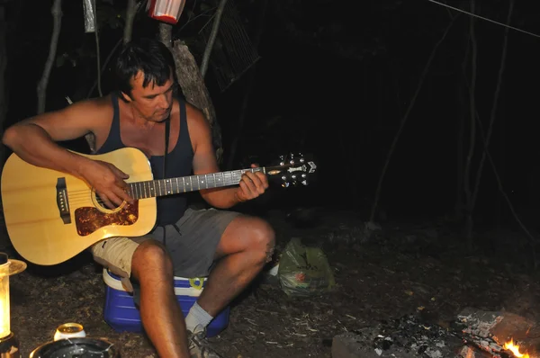 Hrál na kytaru v noci tábořiště — Stock fotografie