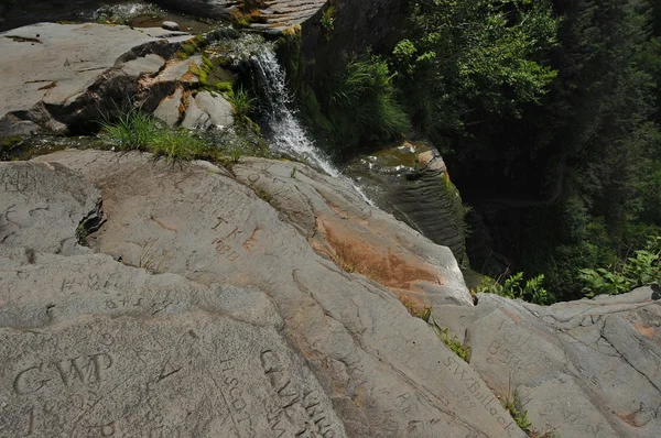 Vista desde la cornisa en la parte superior de la cascada Kaaterskills en las montañas Catskills de Nueva York — Foto de Stock