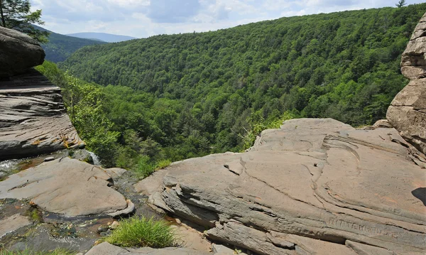 Visa från kanten på kaaterskills vattenfall i Catskill mountains i new york — Stockfoto