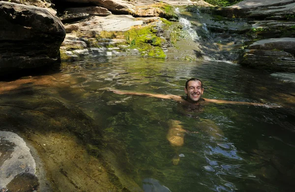 Nadar en una piscina oasis con cascada en las montañas Catskills, NY — Foto de Stock