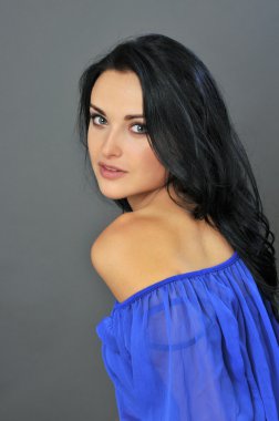 omzunun üzerinden bakarak çekici gülümseyen genç kadın. sığ derinlik-in tarla, gözleri odaklanmak.