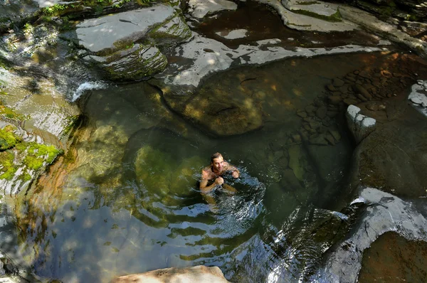 Natação em uma piscina de oásis com cachoeira em Catskills montanhas, NY — Fotografia de Stock