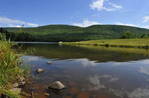 Riflessioni naturali al lago Colgate a nord di New York — Foto Stock