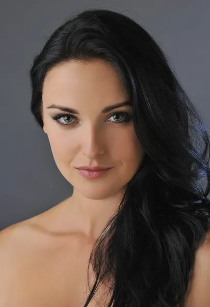 mavi gözlü çekici genç esmer kadın