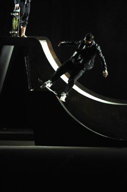 New york, ny - 11 Eylül: new York'ta 11 Eylül 2012 bahar 2013 mercedes-benz moda haftası iskelede 57 dizel siyah altın gösterisi sırasında pist üzerinde skateboardes.