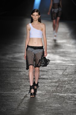 New york, ny - 11 Eylül: bir model new York'ta 11 Eylül 2012 bahar 2013 mercedes-benz moda haftası iskelede 57 dizel siyah altın gösterisi sırasında pist yürür..