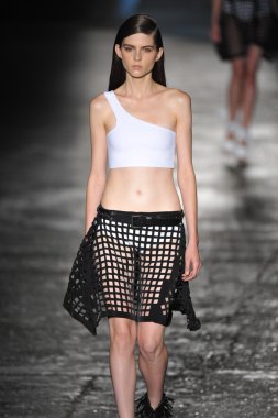 New york, ny - 11 Eylül: bir model new York'ta 11 Eylül 2012 bahar 2013 mercedes-benz moda haftası iskelede 57 dizel siyah altın gösterisi sırasında pist yürür..