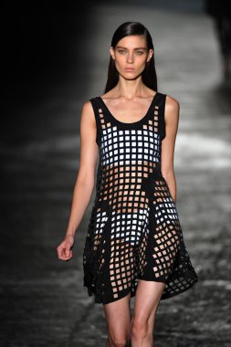 New york, ny - 11 Eylül: bir model new York'ta 11 Eylül 2012 bahar 2013 mercedes-benz moda haftası iskelede 57 dizel siyah altın gösterisi sırasında pist yürür..