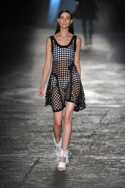 New york, ny - 11 Eylül: bir model new York'ta 11 Eylül 2012 bahar 2013 mercedes-benz moda haftası iskelede 57 dizel siyah altın gösterisi sırasında pist yürür..