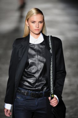 New york, ny - 11 Eylül: bir model new York'ta 11 Eylül 2012 bahar 2013 mercedes-benz moda haftası iskelede 57 dizel siyah altın gösterisi sırasında pist yürür..