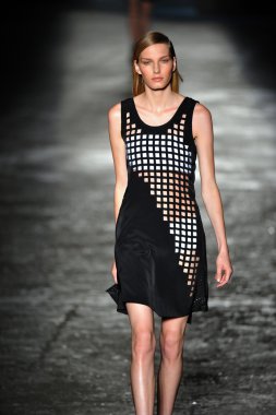 New york, ny - 11 Eylül: bir model new York'ta 11 Eylül 2012 bahar 2013 mercedes-benz moda haftası iskelede 57 dizel siyah altın gösterisi sırasında pist yürür..