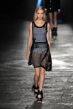New york, ny - 11 Eylül: bir model new York'ta 11 Eylül 2012 bahar 2013 mercedes-benz moda haftası iskelede 57 dizel siyah altın gösterisi sırasında pist yürür..