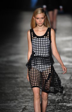 New york, ny - 11 Eylül: bir model new York'ta 11 Eylül 2012 bahar 2013 mercedes-benz moda haftası iskelede 57 dizel siyah altın gösterisi sırasında pist yürür..