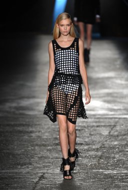 New york, ny - 11 Eylül: bir model new York'ta 11 Eylül 2012 bahar 2013 mercedes-benz moda haftası iskelede 57 dizel siyah altın gösterisi sırasında pist yürür..