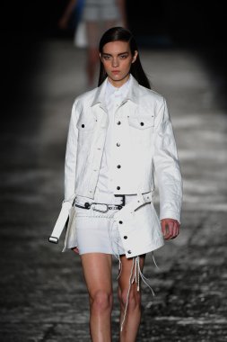 New york, ny - 11 Eylül: bir model new York'ta 11 Eylül 2012 bahar 2013 mercedes-benz moda haftası iskelede 57 dizel siyah altın gösterisi sırasında pist yürür..